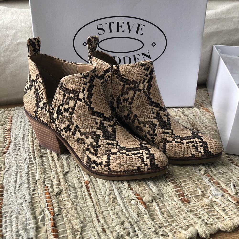 Womens size 5 Steve Madden Fresko tan snake booties